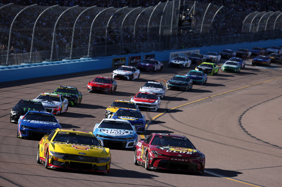 Joey Logano er årets NASCAR-mester